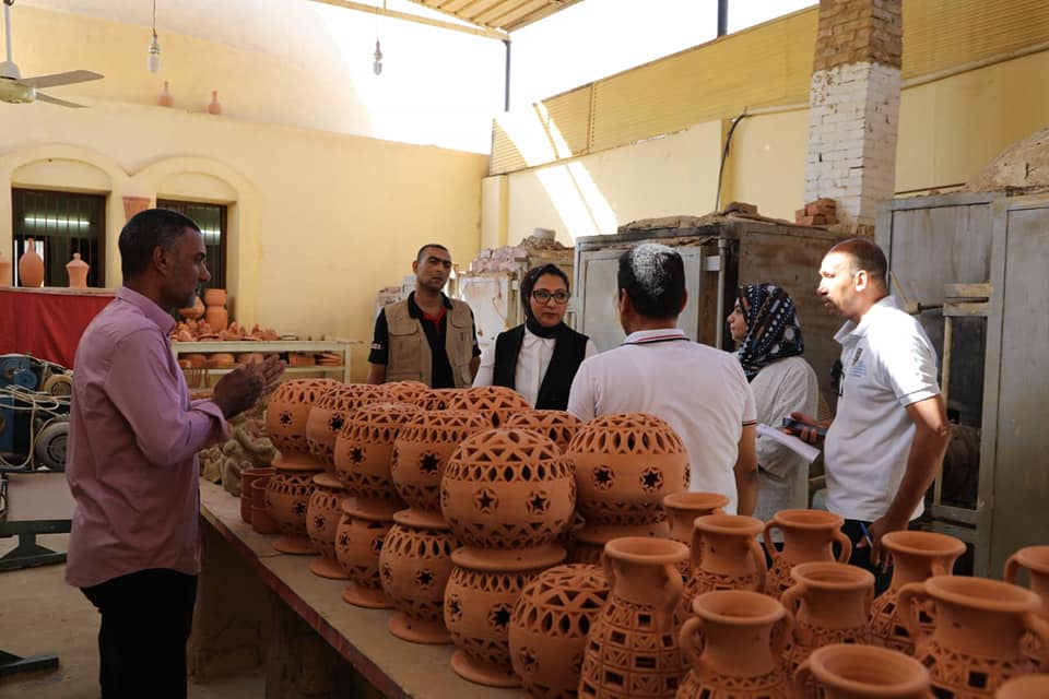 نائب محافظ الوادي الجديد تتفقد سير العمل بمصنع الخزف والفخار 
