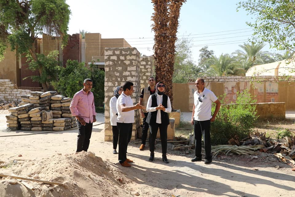 نائب محافظ الوادي الجديد تتفقد سير العمل بمصنع الخزف والفخار 