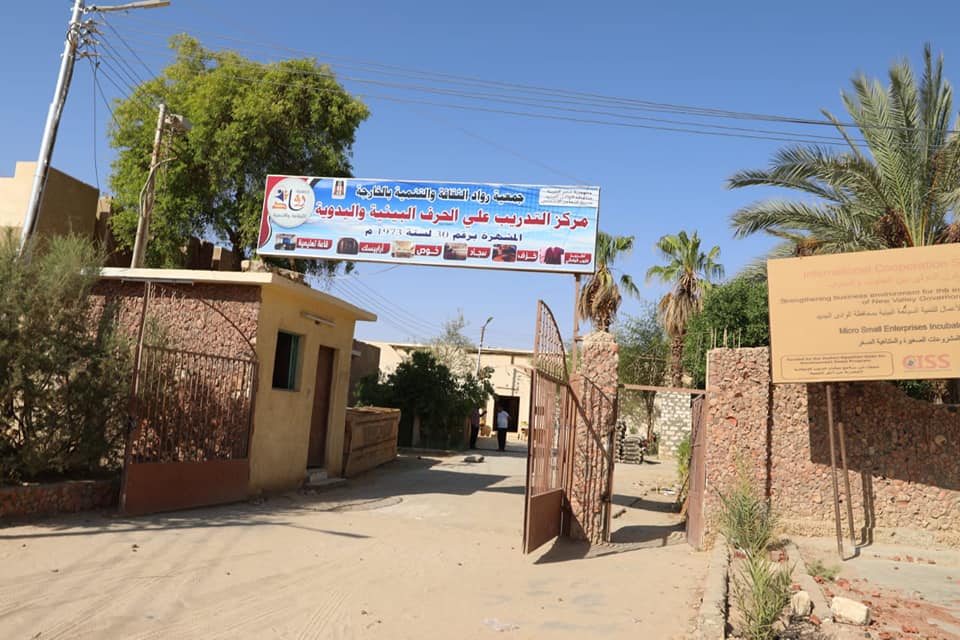 نائب محافظ الوادي الجديد تتفقد سير العمل بمصنع الخزف والفخار 