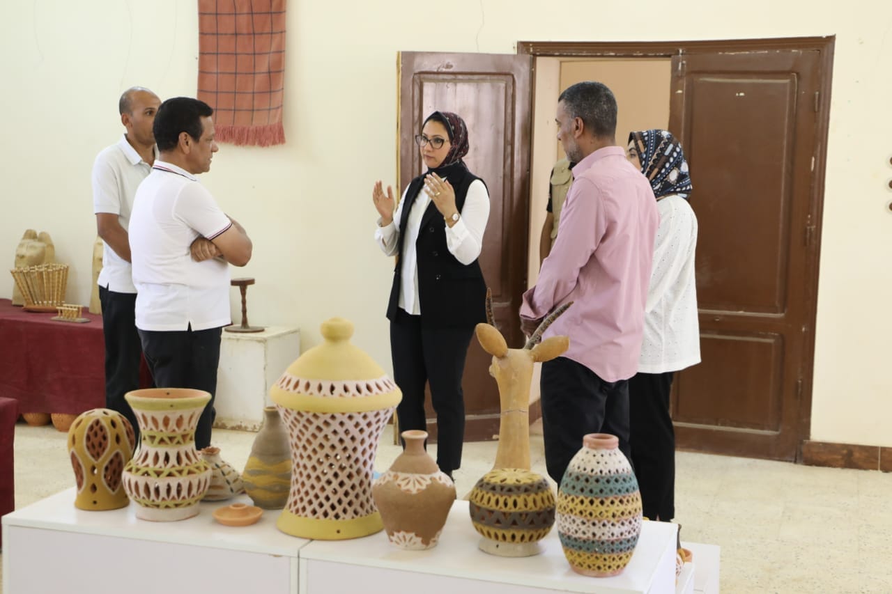 نائب محافظ الوادي الجديد تتفقد سير العمل بمصنع الخزف والفخار 