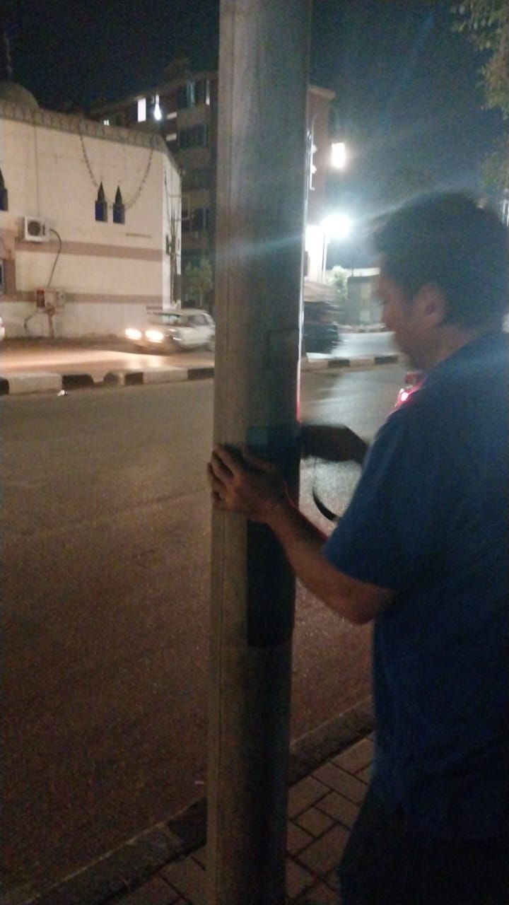 حي شرق اسيوط يقوم بتغطية الاسلاك الظاهرة والمكشوفة في اعمدة الانارة