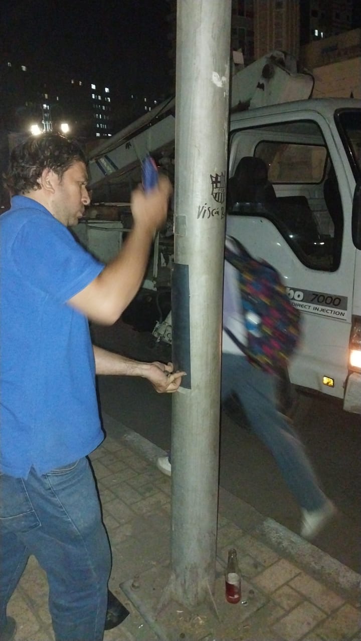 حي شرق اسيوط يقوم بتغطية الاسلاك الظاهرة والمكشوفة في اعمدة الانارة