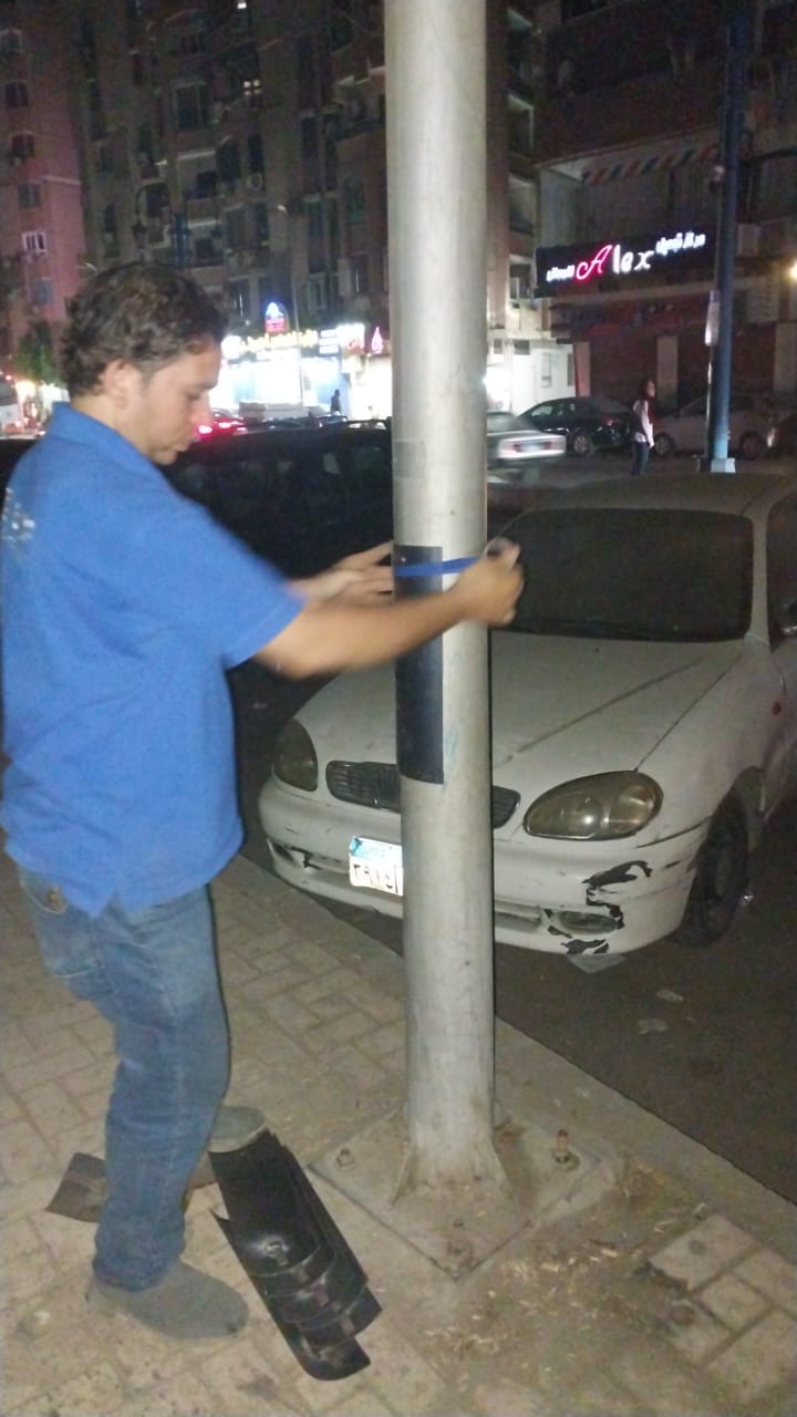 حي شرق اسيوط يقوم بتغطية الاسلاك الظاهرة والمكشوفة في اعمدة الانارة