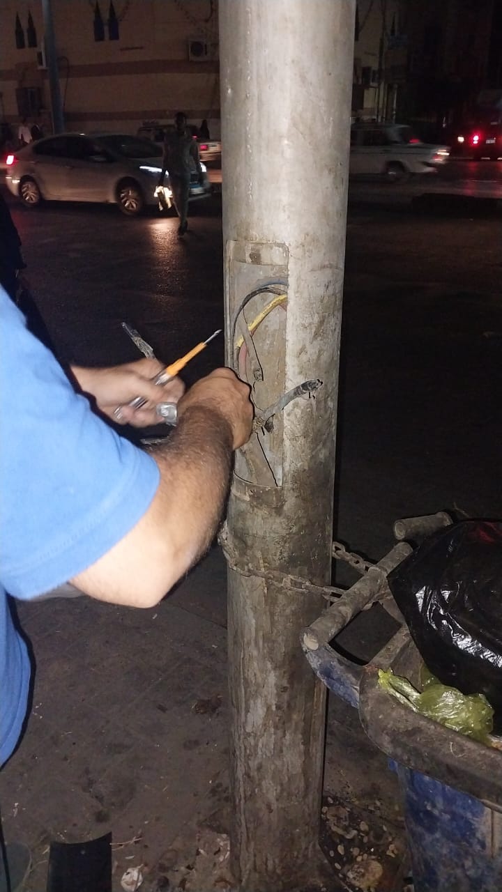 حي شرق اسيوط يقوم بتغطية الاسلاك الظاهرة والمكشوفة في اعمدة الانارة