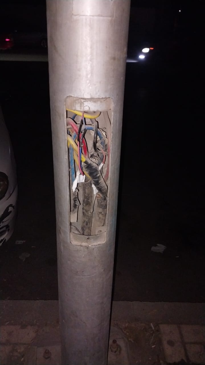 حي شرق اسيوط يقوم بتغطية الاسلاك الظاهرة والمكشوفة في اعمدة الانارة