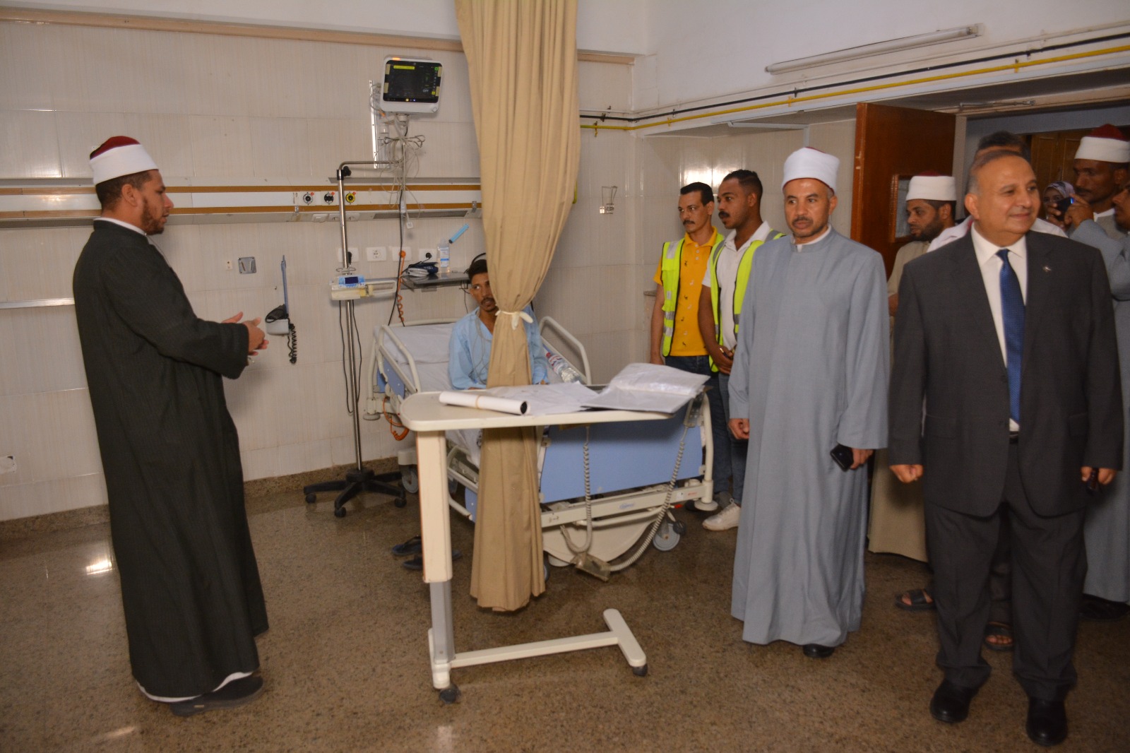 وفد من الأزهر الشريف يزور مستشفيات جامعة أسيوط