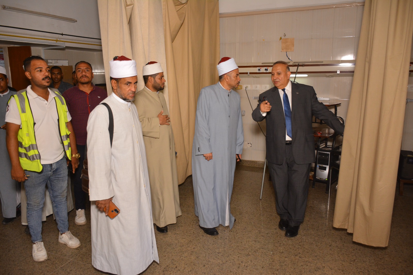 وفد من الأزهر الشريف يزور مستشفيات جامعة أسيوط