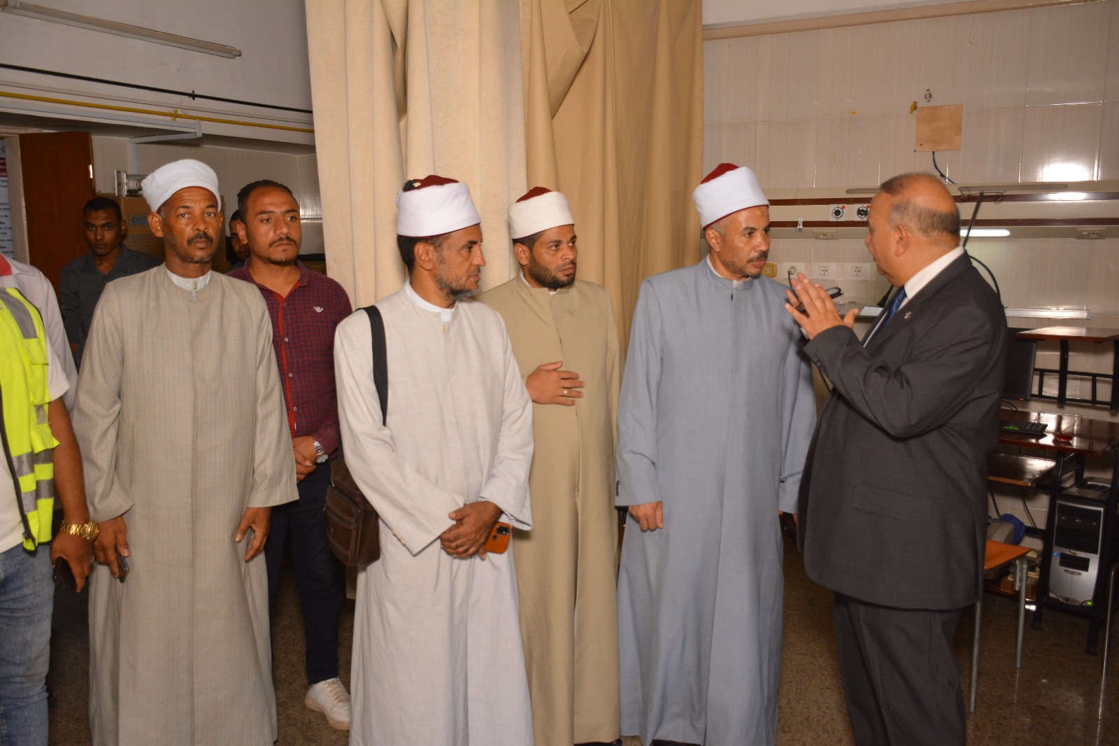 وفد من الأزهر الشريف يزور مستشفيات جامعة أسيوط