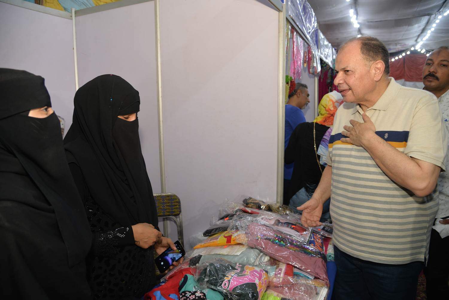 محافظ أسيوط يفتتح معرض الأسر المنتجة والمشروعات الصغيرة بجمعية الشبان المسلمين
