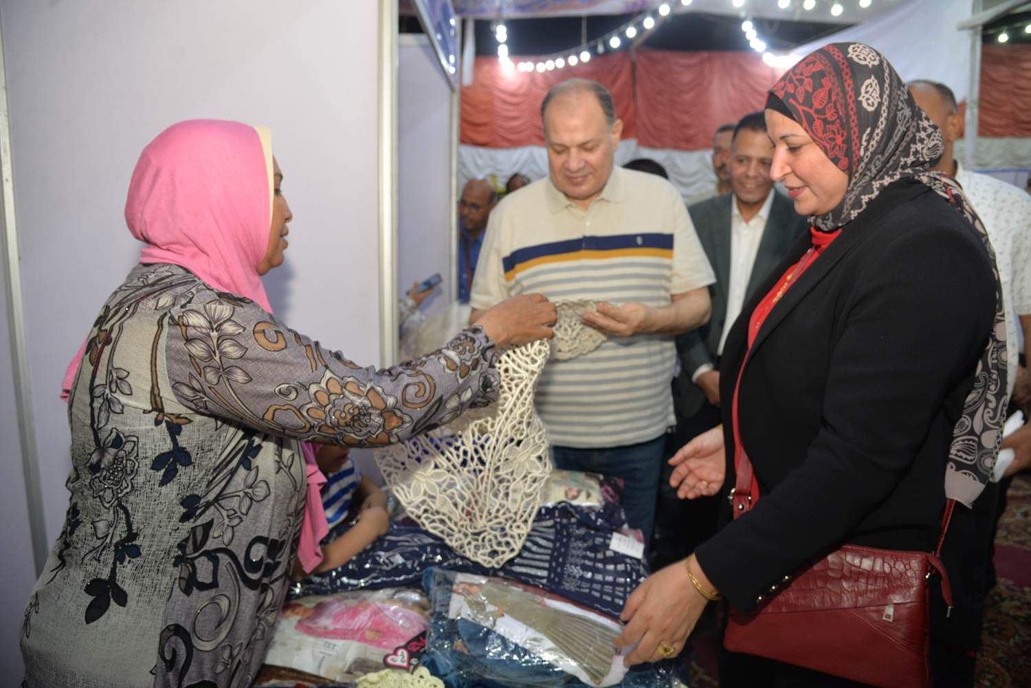 محافظ أسيوط يفتتح معرض الأسر المنتجة والمشروعات الصغيرة بجمعية الشبان المسلمين