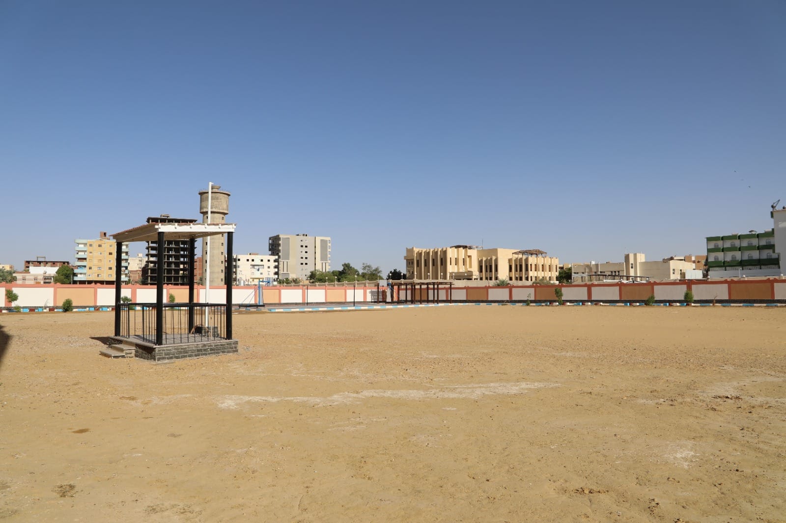 محافظ الوادي الجديد يتفقّد استعدادات المدرسة الرسمية الدولية 