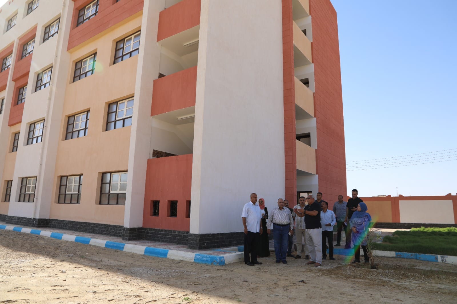 محافظ الوادي الجديد يتفقّد استعدادات المدرسة الرسمية الدولية 