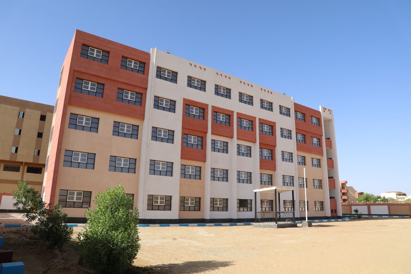 محافظ الوادي الجديد يتفقّد استعدادات المدرسة الرسمية الدولية 