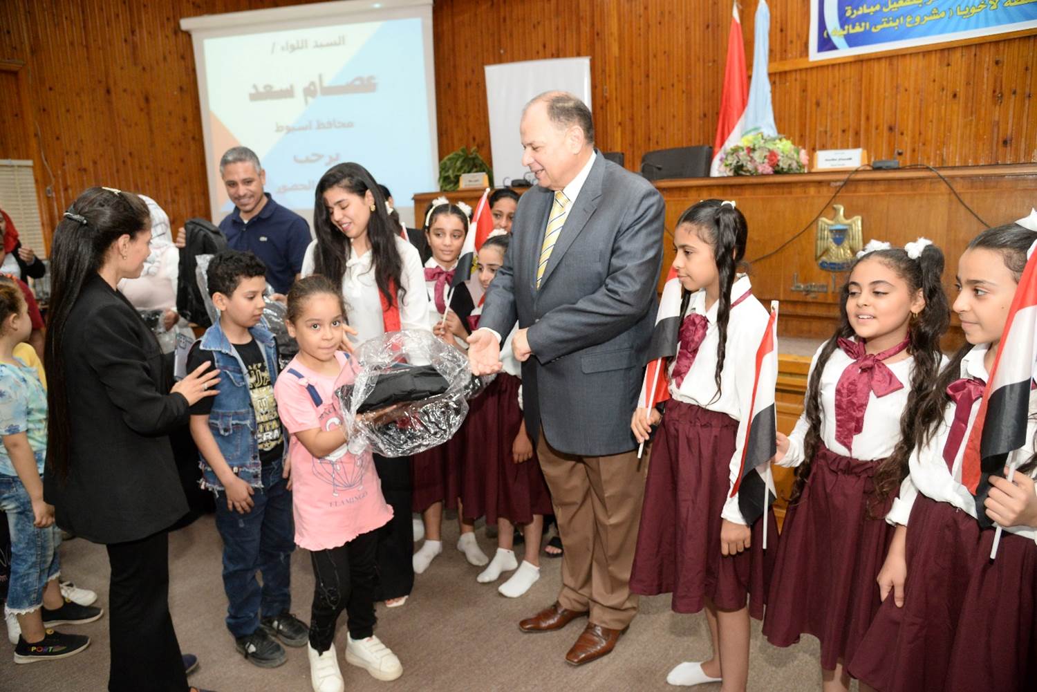 محافظ أسيوط يوزع 350 حقيبة مدرسية على الطلاب المحتاجين