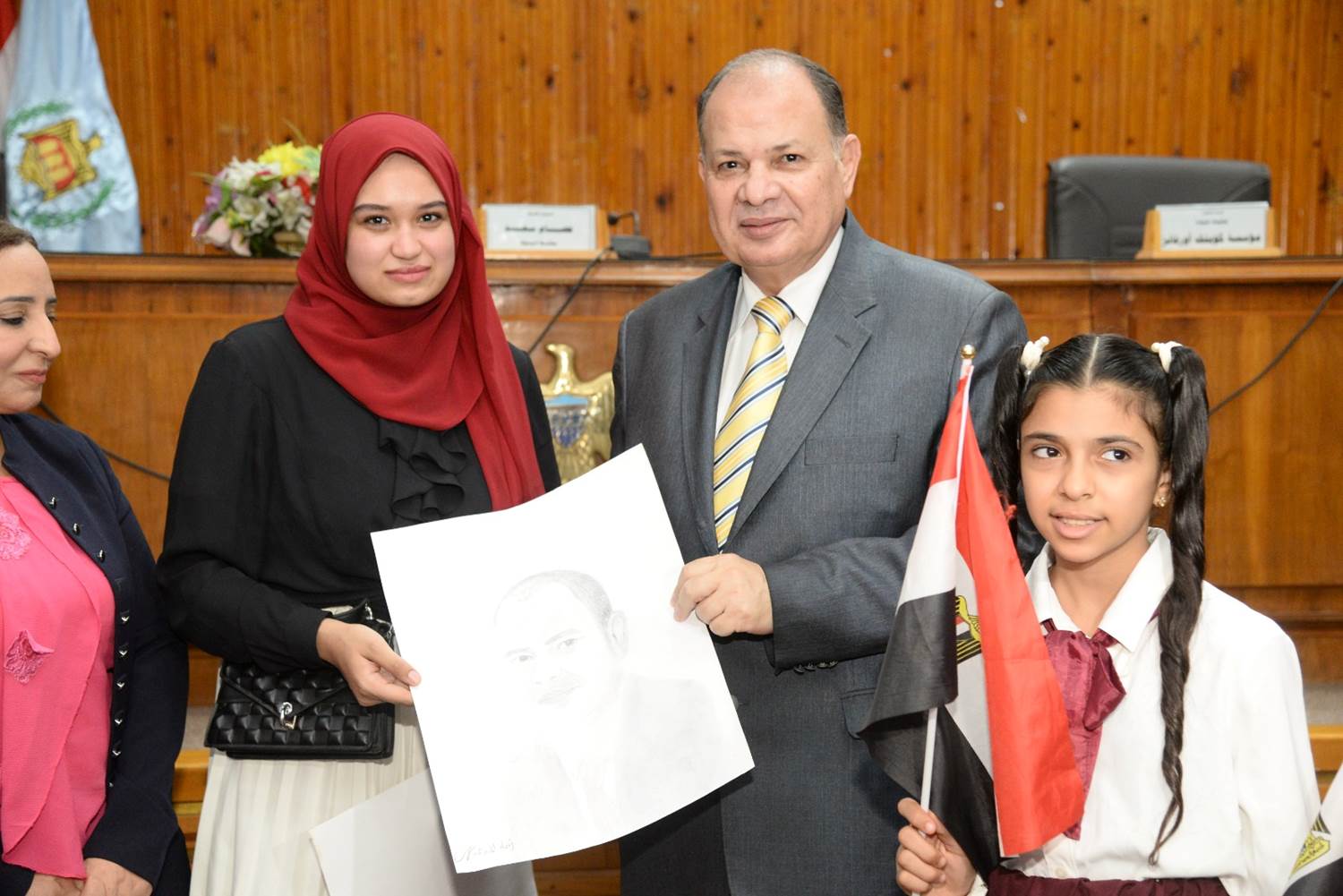 محافظ أسيوط يوزع 350 حقيبة مدرسية على الطلاب المحتاجين