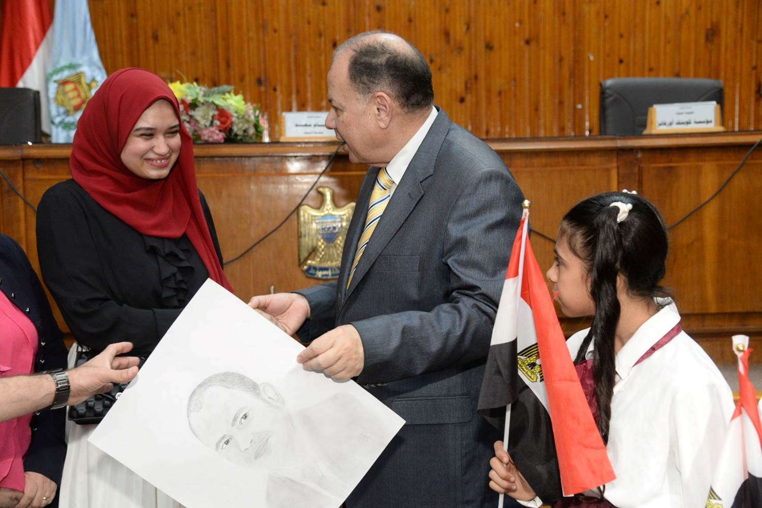 محافظ أسيوط يوزع 350 حقيبة مدرسية على الطلاب المحتاجين