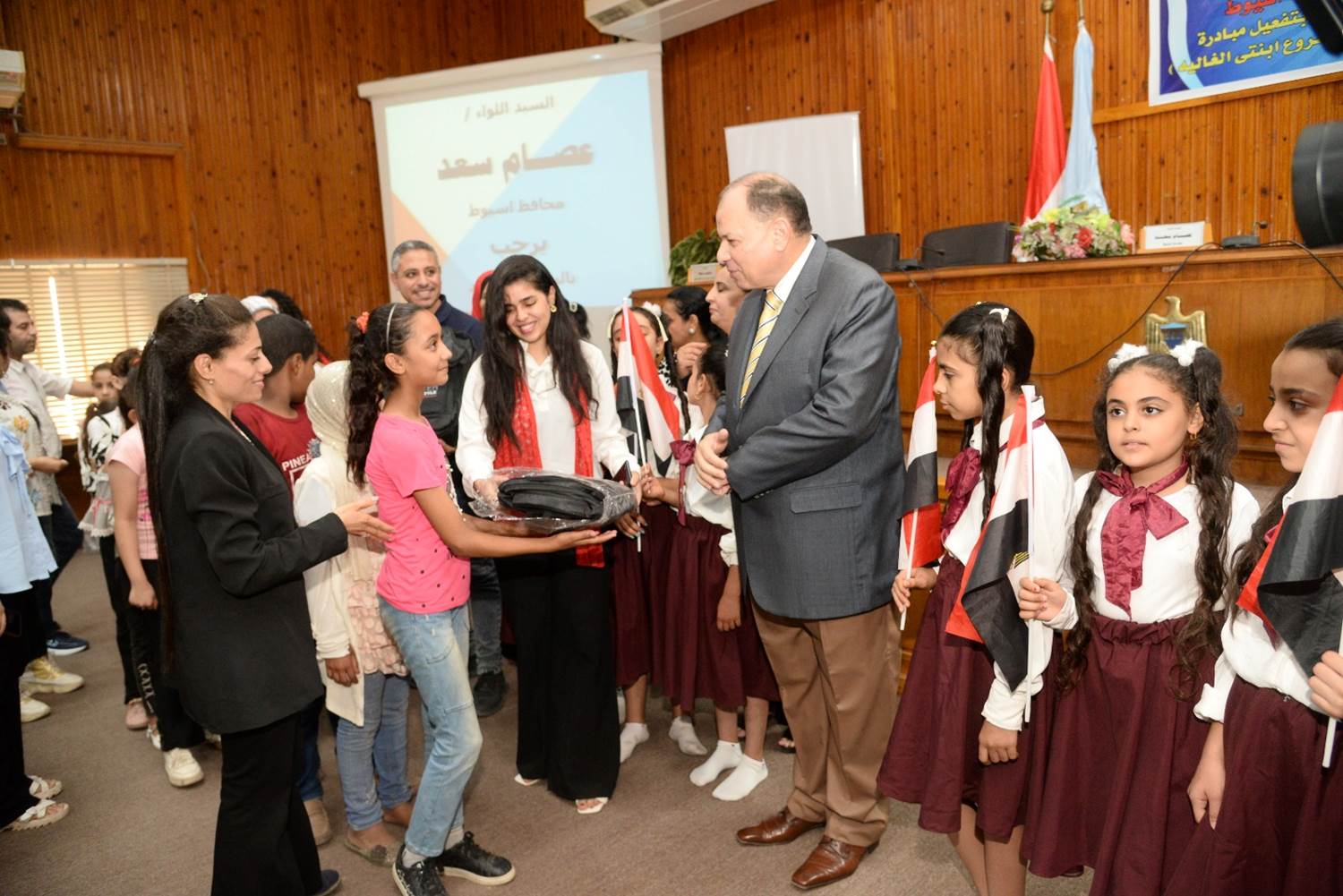 محافظ أسيوط يوزع 350 حقيبة مدرسية على الطلاب المحتاجين