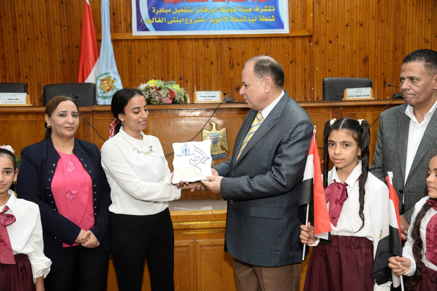 محافظ أسيوط يوزع 350 حقيبة مدرسية على الطلاب المحتاجين