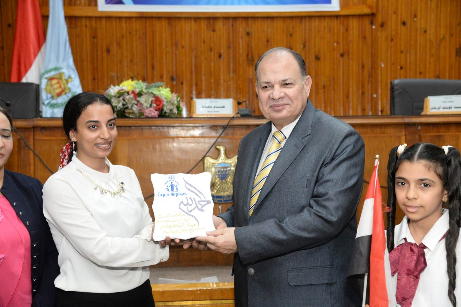 محافظ أسيوط يوزع 350 حقيبة مدرسية على الطلاب المحتاجين