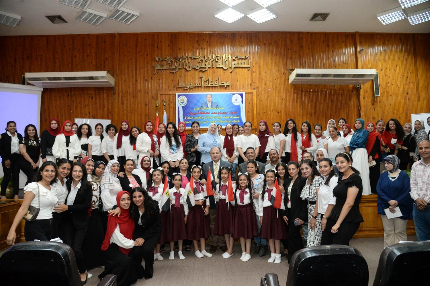 محافظ أسيوط يوزع 350 حقيبة مدرسية على الطلاب المحتاجين