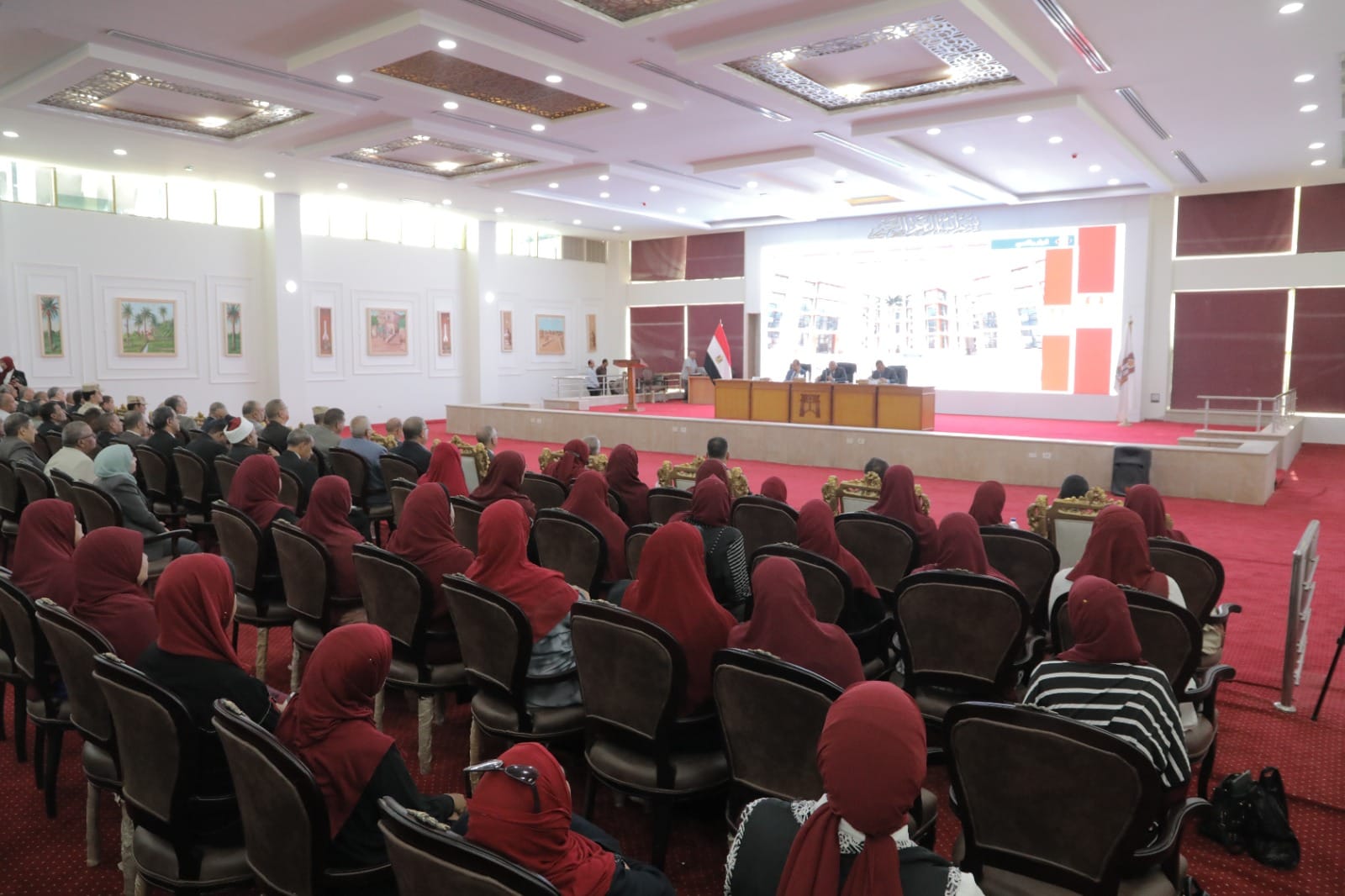 محافظ الوادي الجديد يترأس أول اجتماع للمجلس التنفيذي بمقر العاصمة الإدارية الجديدة