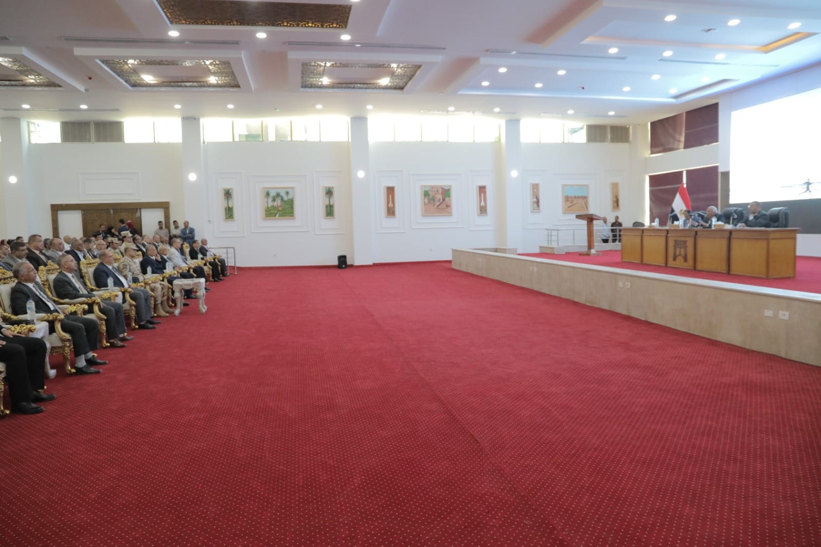 محافظ الوادي الجديد يترأس أول اجتماع للمجلس التنفيذي بمقر العاصمة الإدارية الجديدة