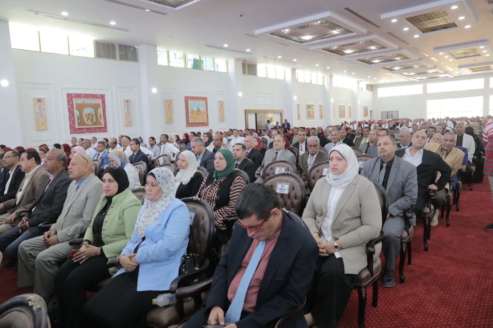 محافظ الوادي الجديد يترأس أول اجتماع للمجلس التنفيذي بمقر العاصمة الإدارية الجديدة