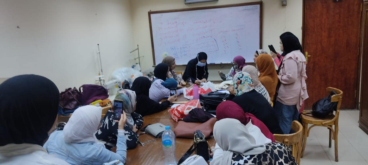 ورش التفصيل والخياطة تواصل فعالياتها بقصر ثقافة أسيوط 