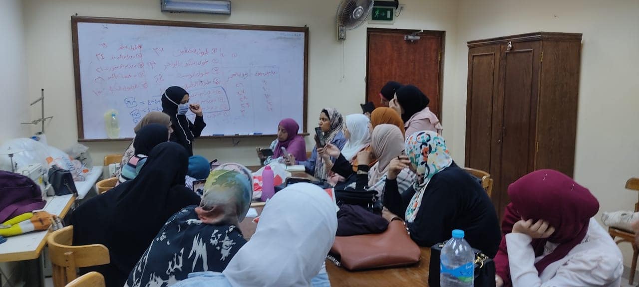 ورش التفصيل والخياطة تواصل فعالياتها بقصر ثقافة أسيوط 