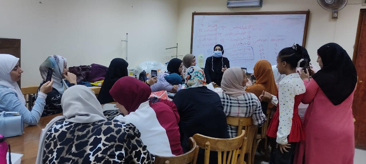 ورش التفصيل والخياطة تواصل فعالياتها بقصر ثقافة أسيوط 