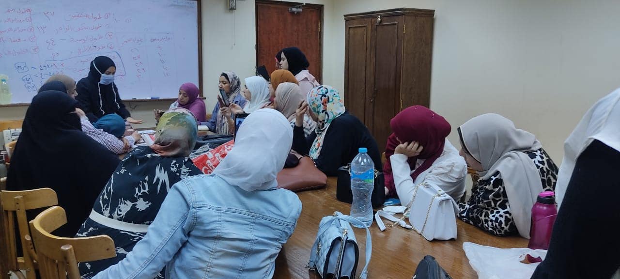 ورش التفصيل والخياطة تواصل فعالياتها بقصر ثقافة أسيوط 