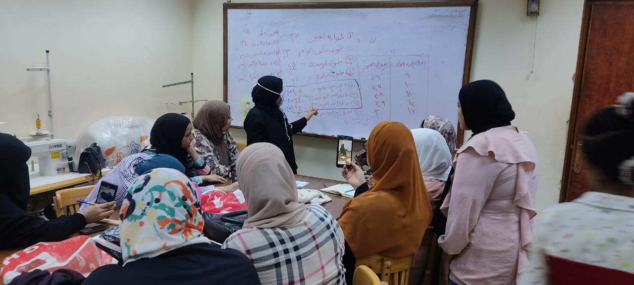 ورش التفصيل والخياطة تواصل فعالياتها بقصر ثقافة أسيوط 
