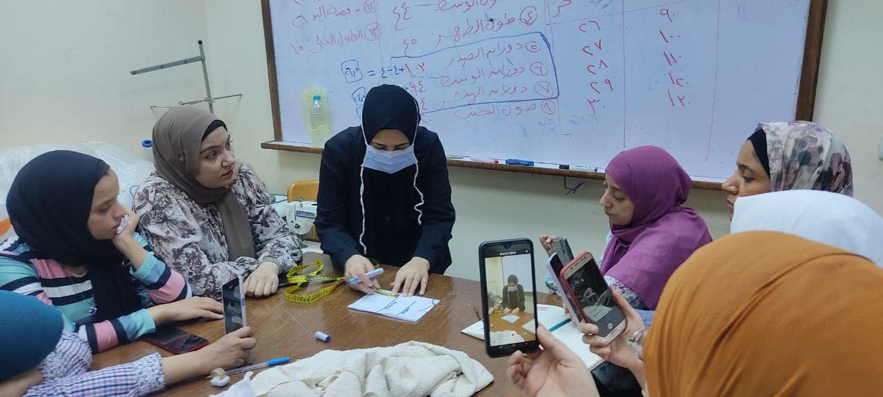 ورش التفصيل والخياطة تواصل فعالياتها بقصر ثقافة أسيوط 