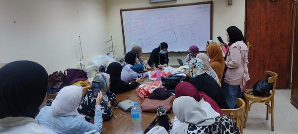 ورش التفصيل والخياطة تواصل فعالياتها بقصر ثقافة أسيوط 