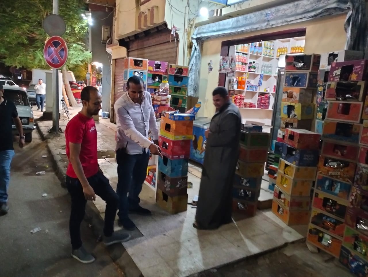 حي شرق اسيوط يشن حملة لرفع الاشغالات في شارع الجلاء