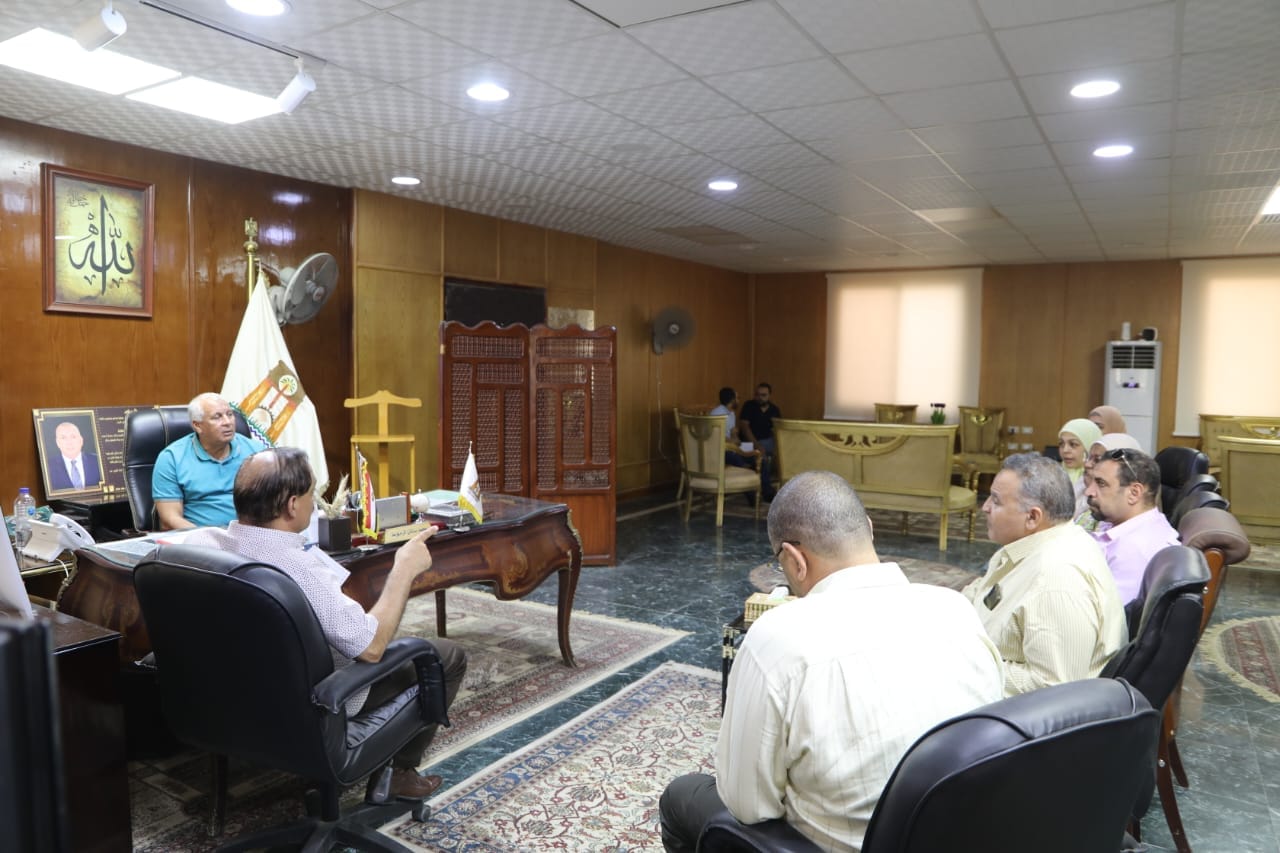 محافظ الوادي الجديد يلتقي برئيس مياة الوادي الجديد لبحث المشروعات المنفذة بالمحافظة