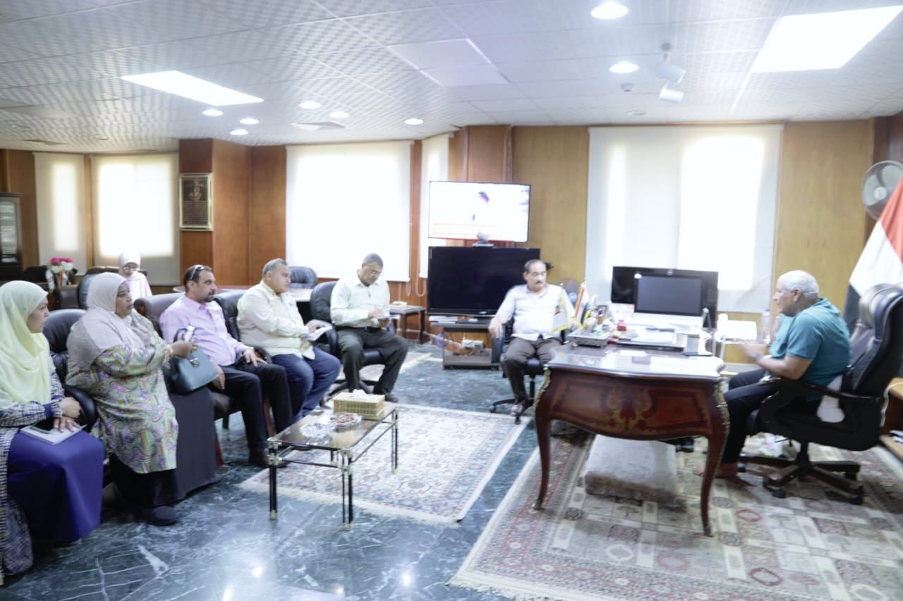 محافظ الوادي الجديد يلتقي برئيس مياة الوادي الجديد لبحث المشروعات المنفذة بالمحافظة