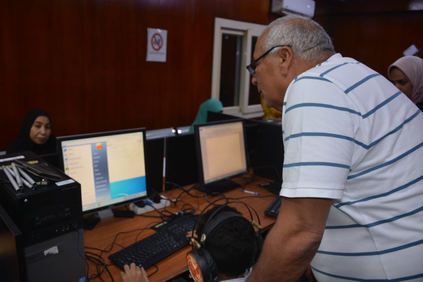 محافظ الوادي الجديد يتفقد البرنامج التدريبي للمكفوفين وضعاف البصر بالخارجة