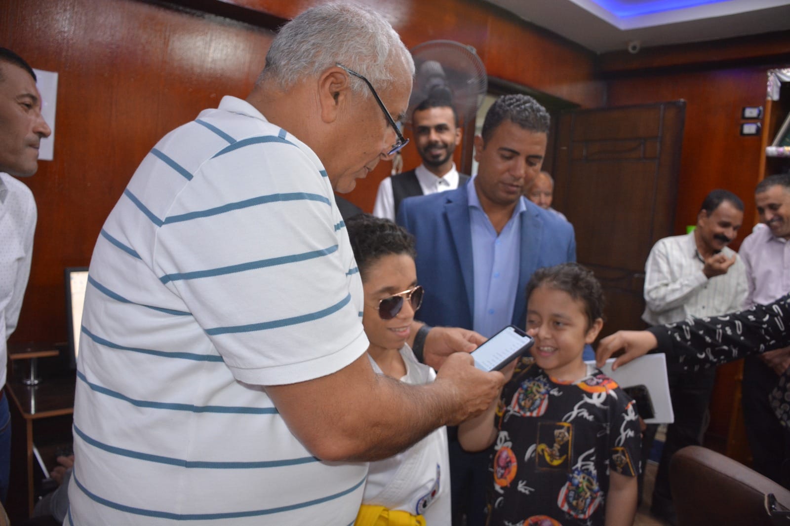 محافظ الوادي الجديد يتفقد البرنامج التدريبي للمكفوفين وضعاف البصر بالخارجة