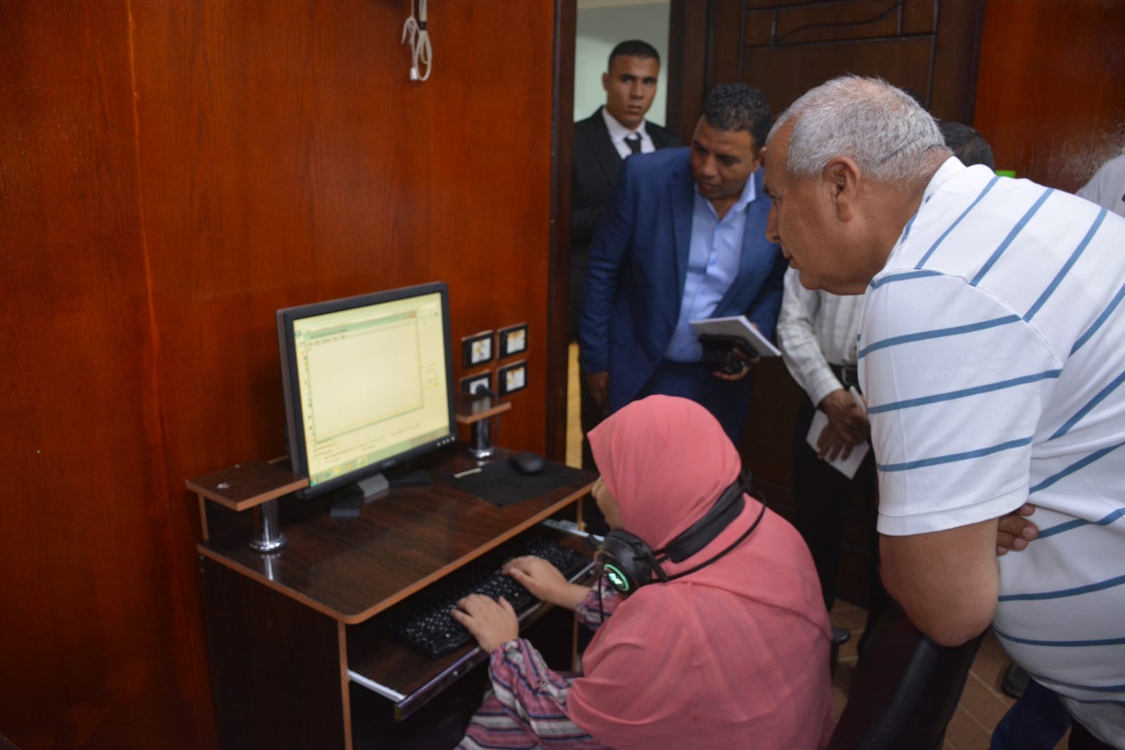 محافظ الوادي الجديد يتفقد البرنامج التدريبي للمكفوفين وضعاف البصر بالخارجة