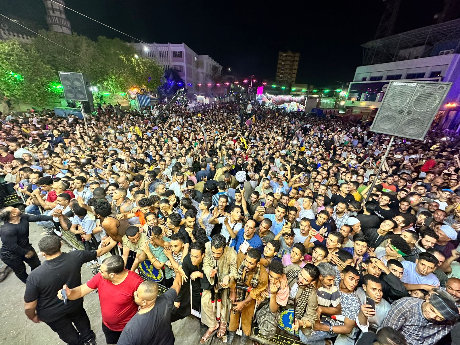 تجمع آلاف الزاهدين في مرقد جلال الدين السيوطي للاحتفال بالليلة الختام