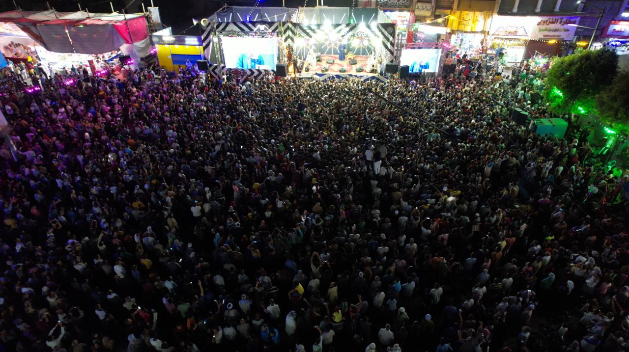 تجمع آلاف الزاهدين في مرقد جلال الدين السيوطي للاحتفال بالليلة الختام