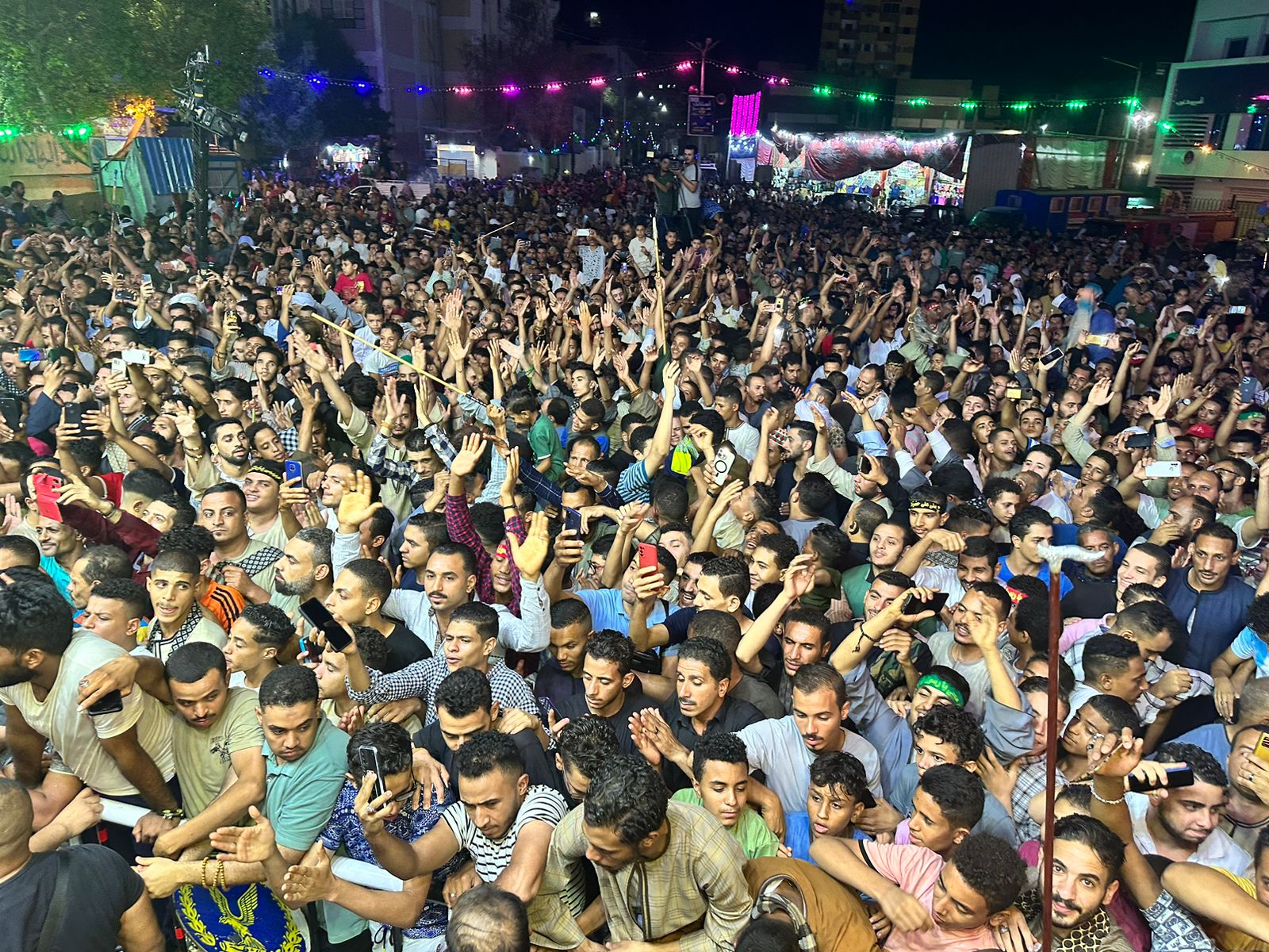 تجمع آلاف الزاهدين في مرقد جلال الدين السيوطي للاحتفال بالليلة الختام