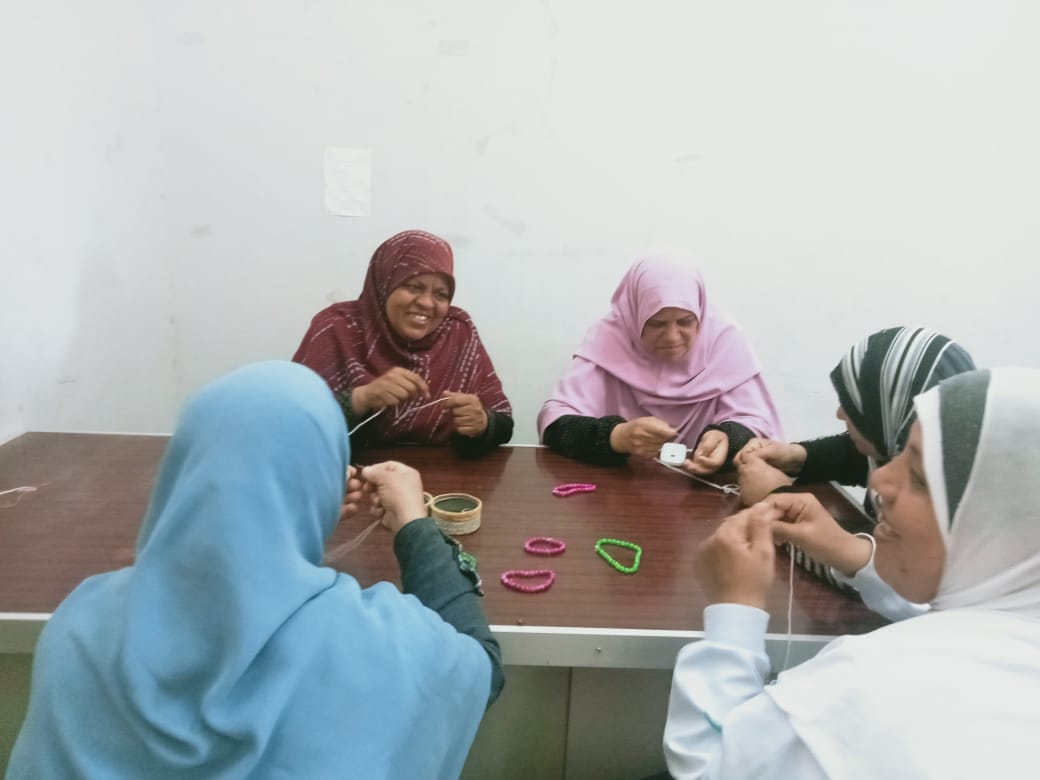 ورشة اشغال يدوية لعمل اكسسوارات ببيت ثقافة المنيرة بالوادي الجديد