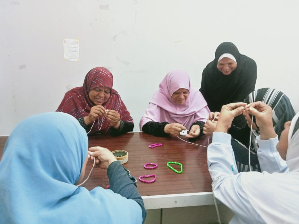 ورشة اشغال يدوية لعمل اكسسوارات ببيت ثقافة المنيرة بالوادي الجديد