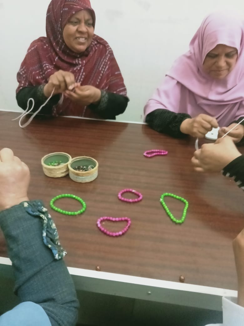 ورشة اشغال يدوية لعمل اكسسوارات ببيت ثقافة المنيرة بالوادي الجديد