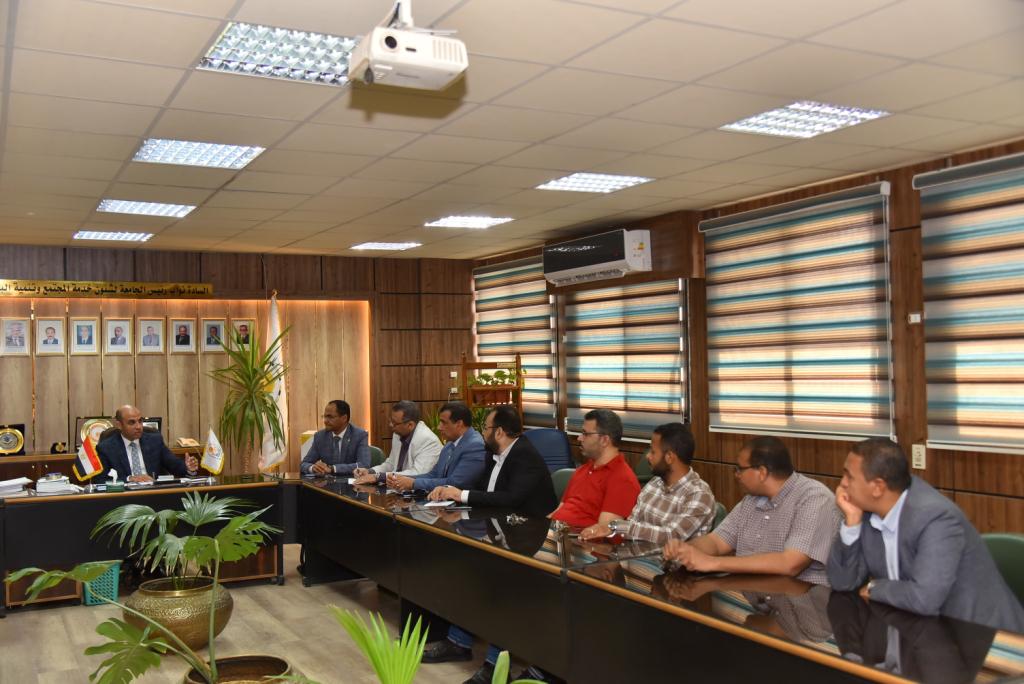 رئيس جامعة أسيوط يستعرض تقرير الفريق التنفيذي لقطاع خدمة المجتمع وتنمية البيئة