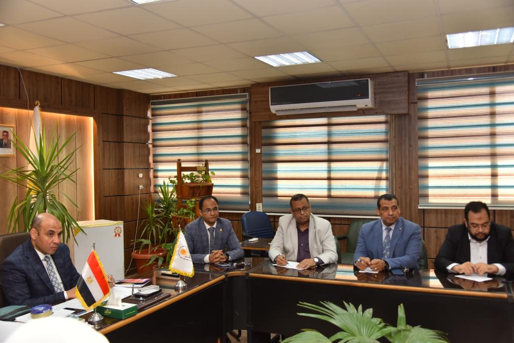 رئيس جامعة أسيوط يستعرض تقرير الفريق التنفيذي لقطاع خدمة المجتمع وتنمية البيئة