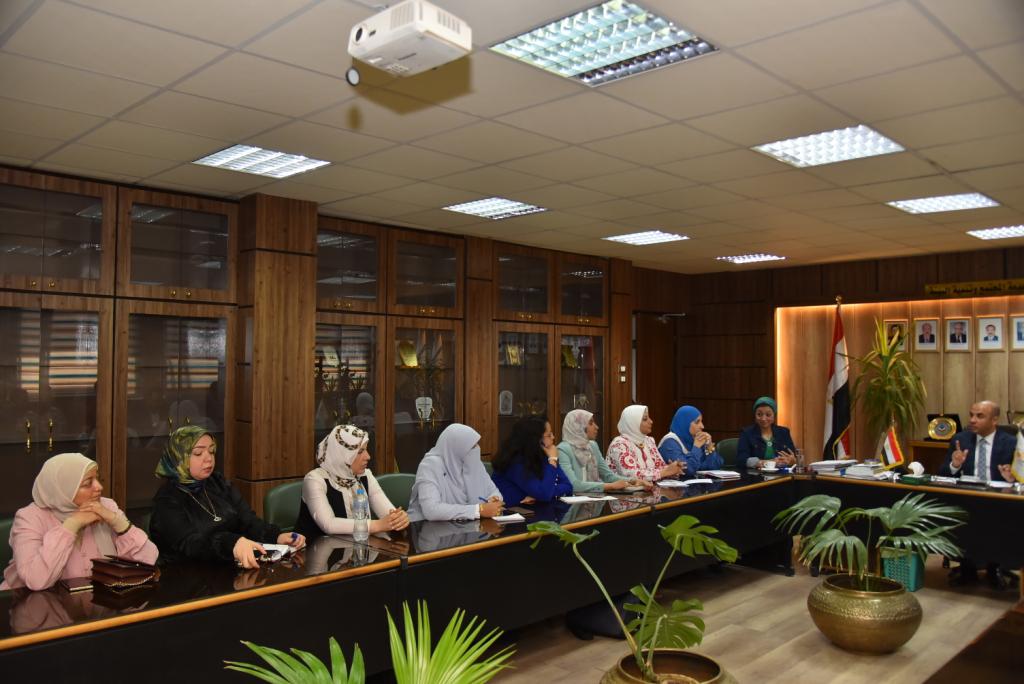 رئيس جامعة أسيوط يستعرض تقرير الفريق التنفيذي لقطاع خدمة المجتمع وتنمية البيئة