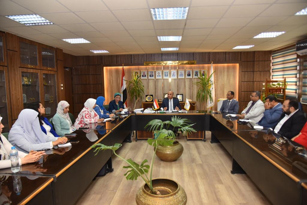 رئيس جامعة أسيوط يستعرض تقرير الفريق التنفيذي لقطاع خدمة المجتمع وتنمية البيئة